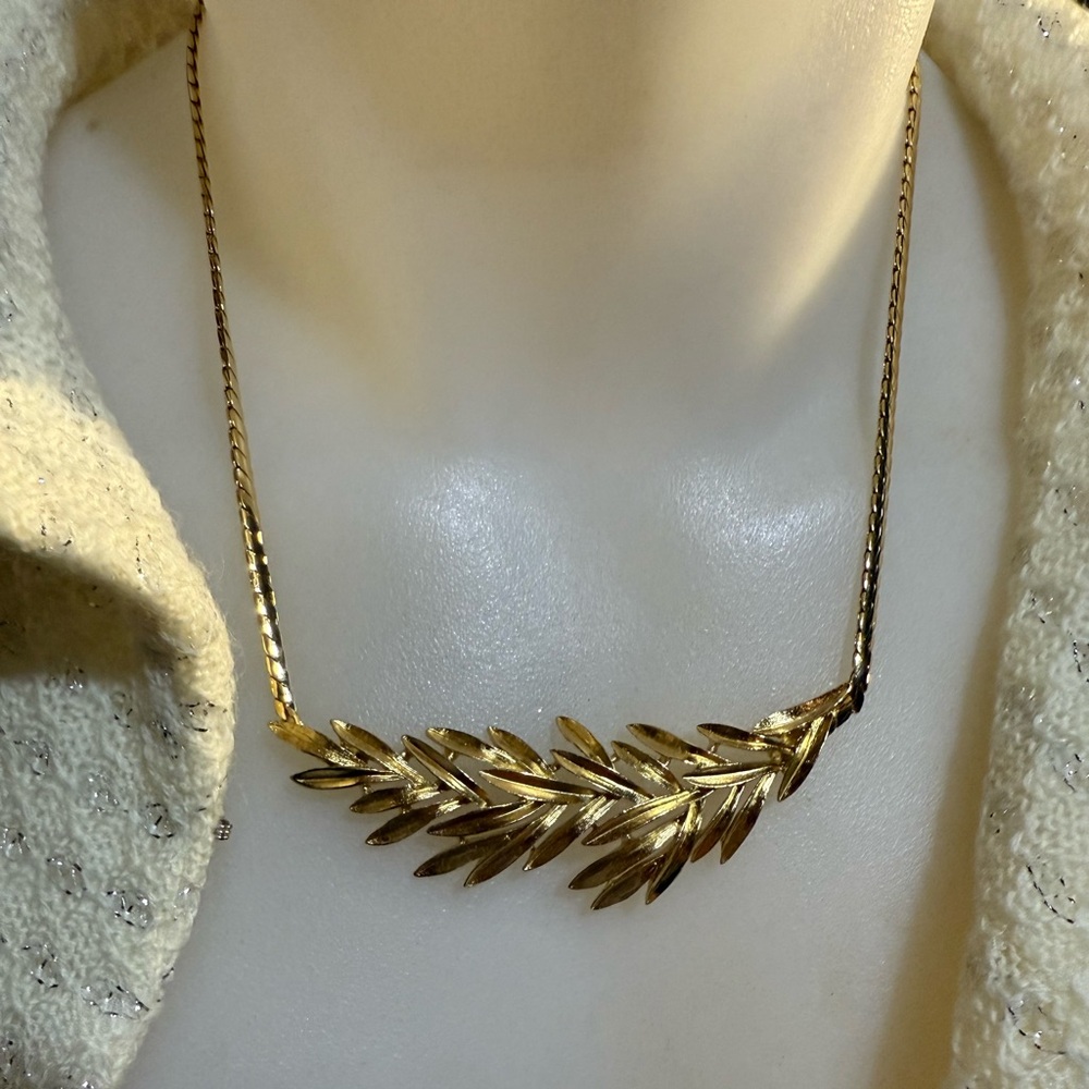 Vintage Crown Trifari Laurel Leaf Necklace Victorian